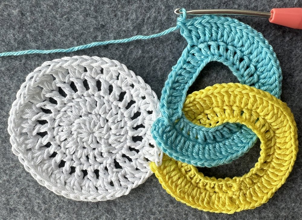 Blog-Inhaltsbild für 'Dekorativer Anhänger aus bunten Garnresten - Kostenlose Häkelanleitung'