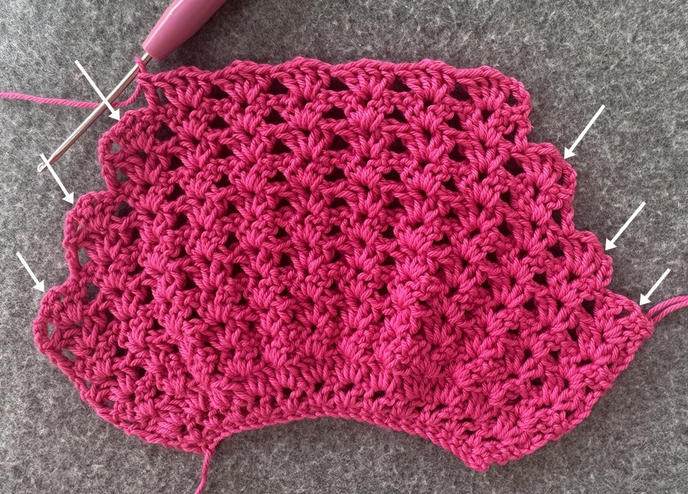 Blog-Inhaltsbild für 'Überrock oder Cape für kleine Puppen häkeln  – kostenlose Häkelanleitung'