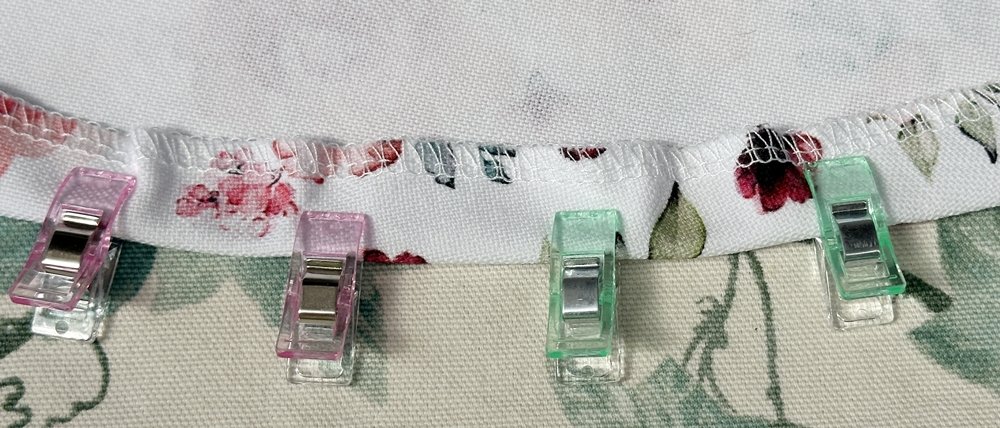 Blog-Inhaltsbild für 'Sommer-DIY: Perfekt sitzende Tischdecken mit Gummizug selbst nähen'