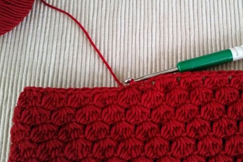 Blog-Inhaltsbild für 'Kostenlose Häkelanleitung: Feminine Slouchy-Mütze'