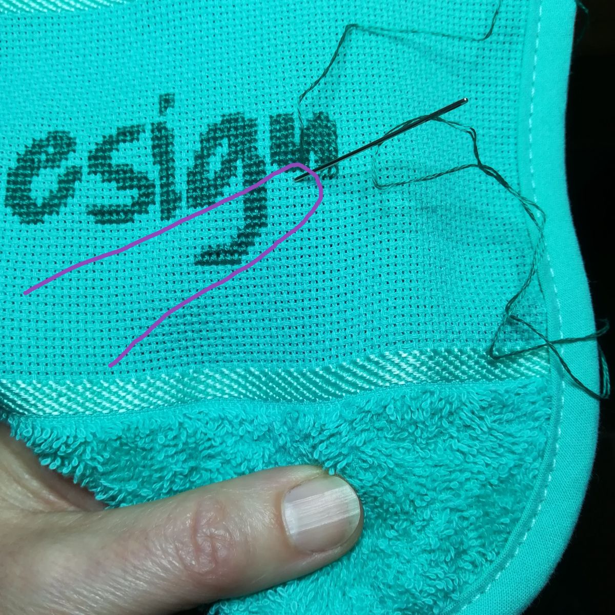 Blog-Inhaltsbild für 'Besticke mit mir ein Lätzchen und lerne dabei den Kreuzstich - Tutorial für Anfänger*innen inkl gratis Stickvorlage "Food Designer" und  "Designerin"'