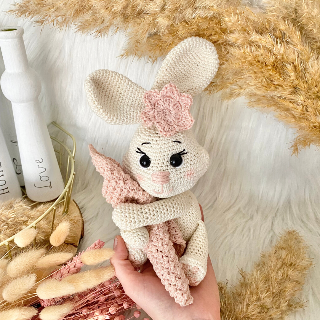 Blog-Inhaltsbild für 'Hasenmädchen Lola, kostenlose Häkelanleitung von Wolldiamant'