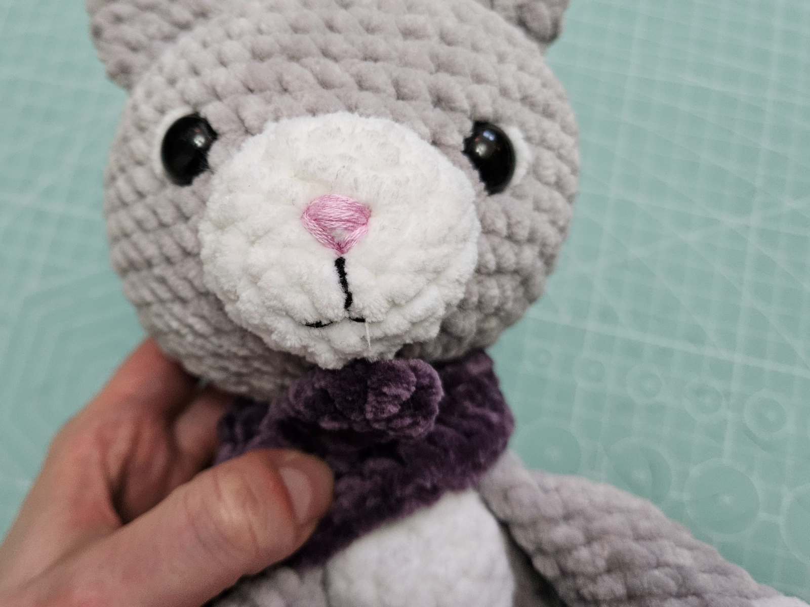 Blog-Inhaltsbild für 'Kostenlose Häkelanleitung kleine Katze aus Chenille-Garn'