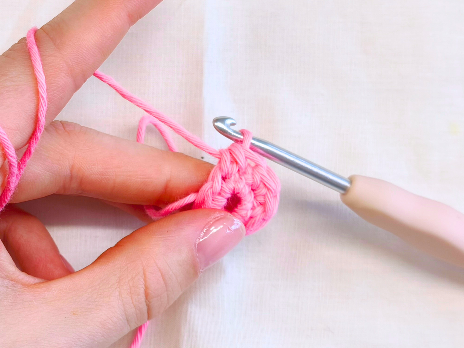 Blog-Inhaltsbild für 'Amigurumis häkeln lernen - Die wichtigsten Maschenarten für Anfänger erklärt'