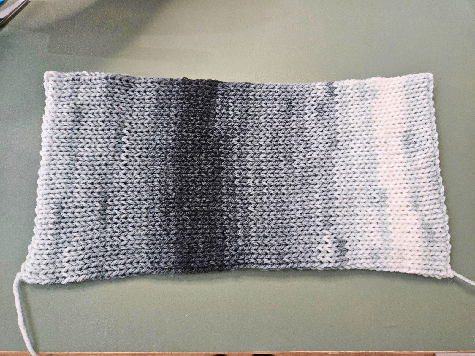 Blog-Inhaltsbild für 'Armstulpen mit Daumenloch auf der Addi Express Kingsize stricken'