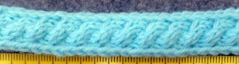 Blog-Inhaltsbild für 'Schal und Mütze für kleine Modepuppen - Kostenlose Strickanleitung'