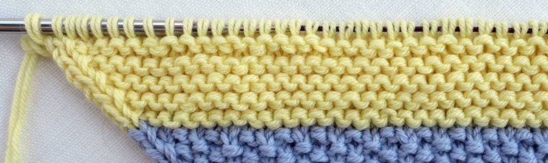 Blog-Inhaltsbild für 'Die weichste Babydecke der Welt im Mustermix - Kostenlose Strickanleitung'