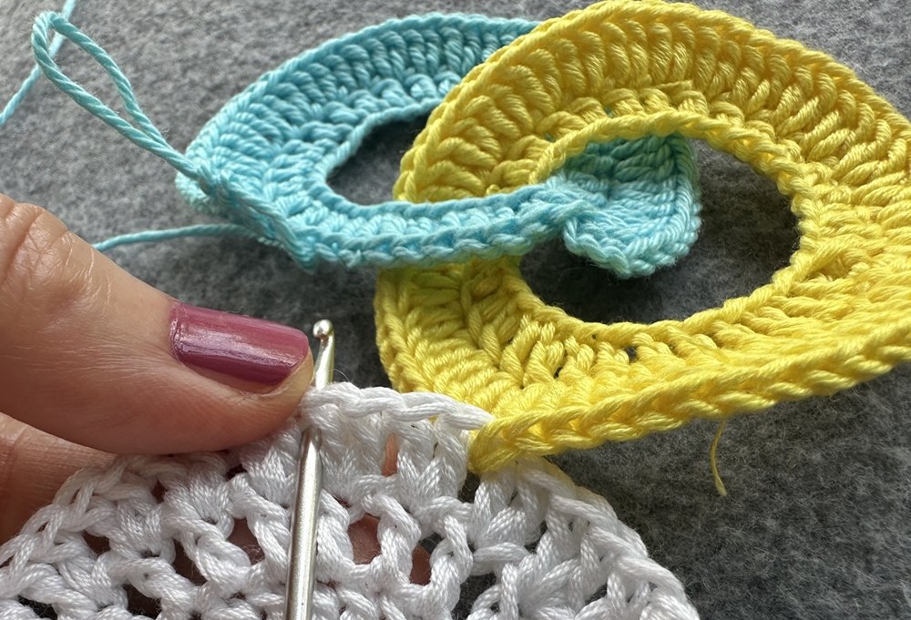 Blog-Inhaltsbild für 'Dekorativer Anhänger aus bunten Garnresten - Kostenlose Häkelanleitung'