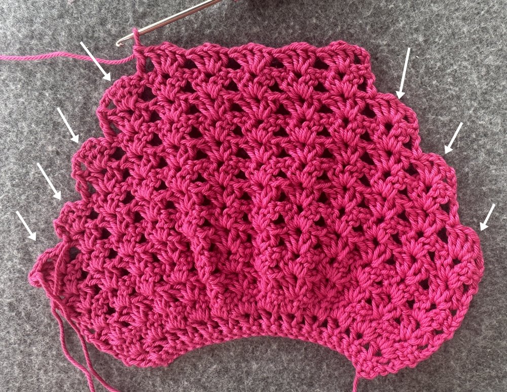 Blog-Inhaltsbild für 'Überrock oder Cape für kleine Puppen häkeln  – kostenlose Häkelanleitung'