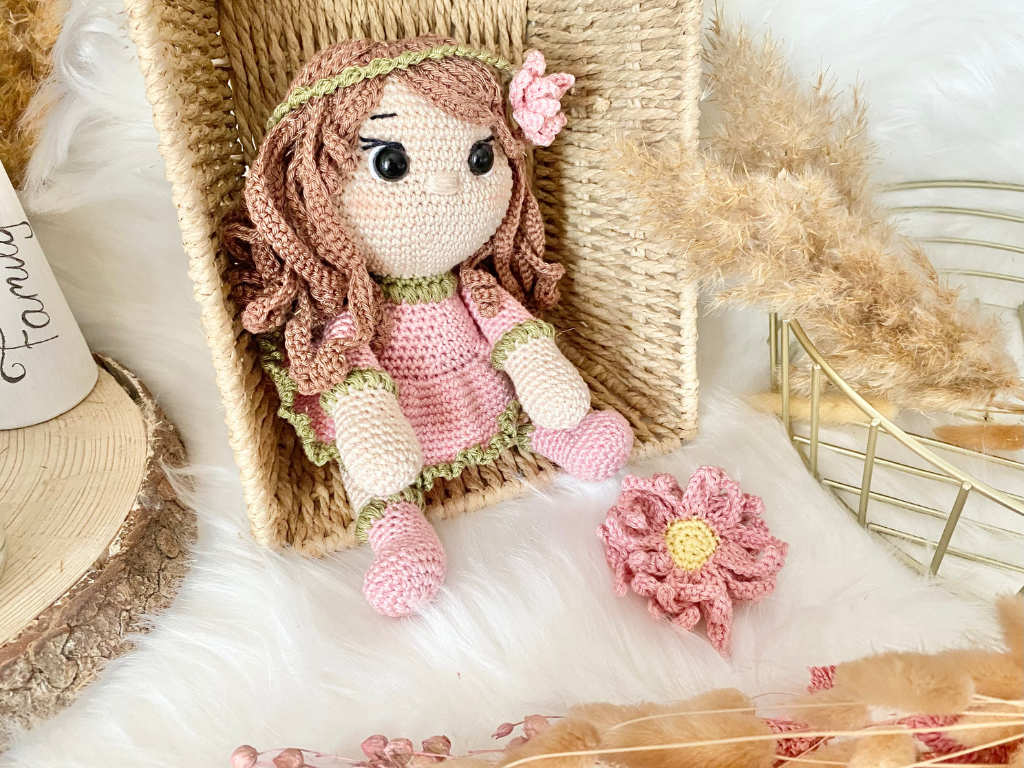 Blog-Inhaltsbild für 'Blumenmädchen Noemi trifft Biene Bea, kostenlose Häkelanleitung von Wolldiamant'