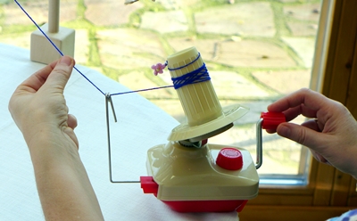 Blog-Inhaltsbild für 'Wolle schnell und komfortabel wickeln - Schirmhaspel und Wollwickler im Einsatz'