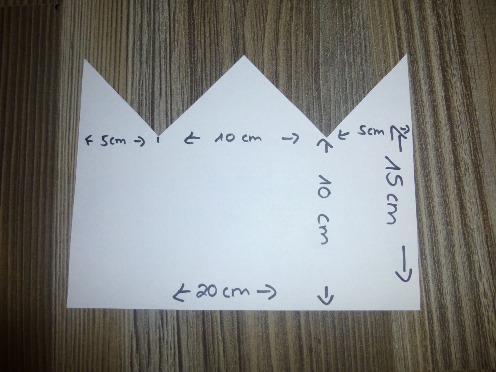 Blog-Inhaltsbild für 'Näh-Anleitung: Kronenmütze für kleine Prinzessinnen'