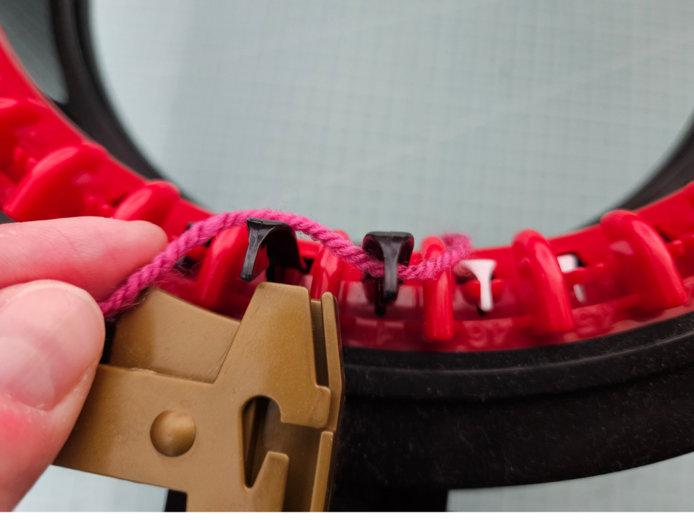 Blog-Inhaltsbild für 'Strickmühlen Praxisguide #2: Erste Projekte (Beanie & Loop)'