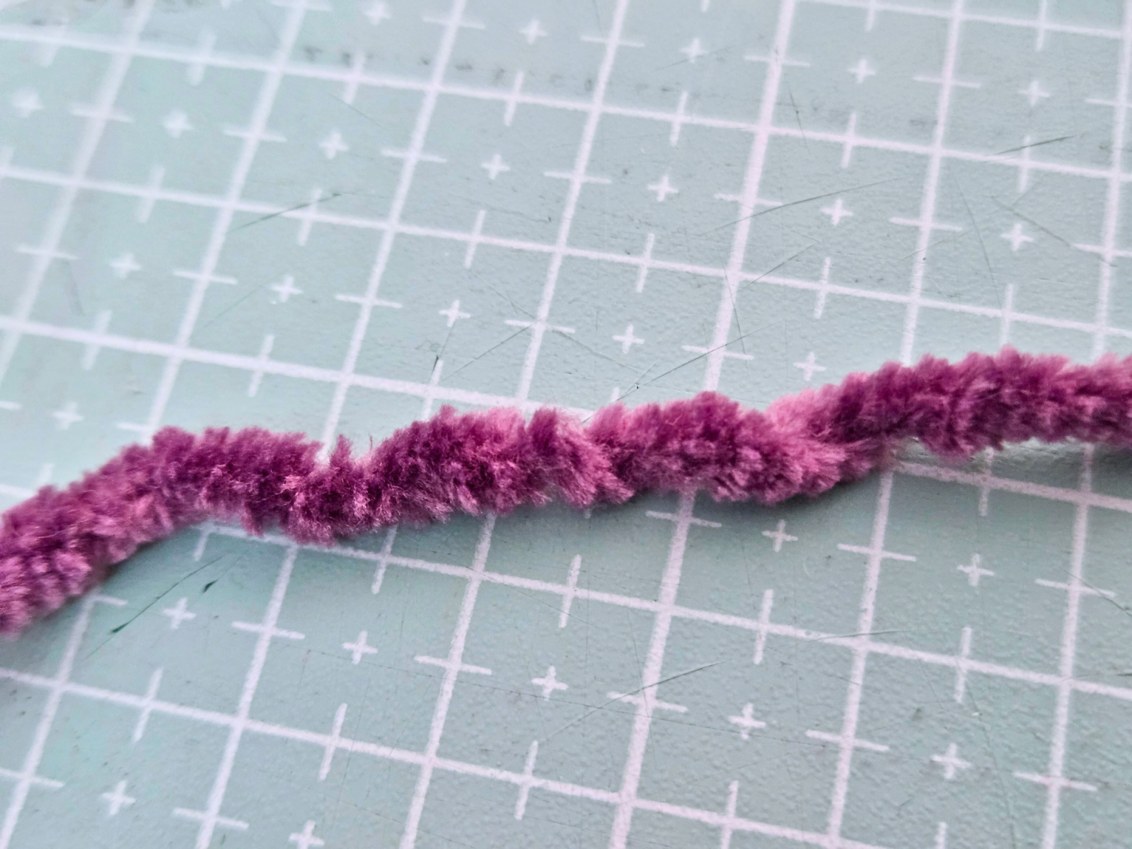 Blog-Inhaltsbild für 'Häkeln mit Chenillewolle: So gelingen kuschelige Amigurumis'