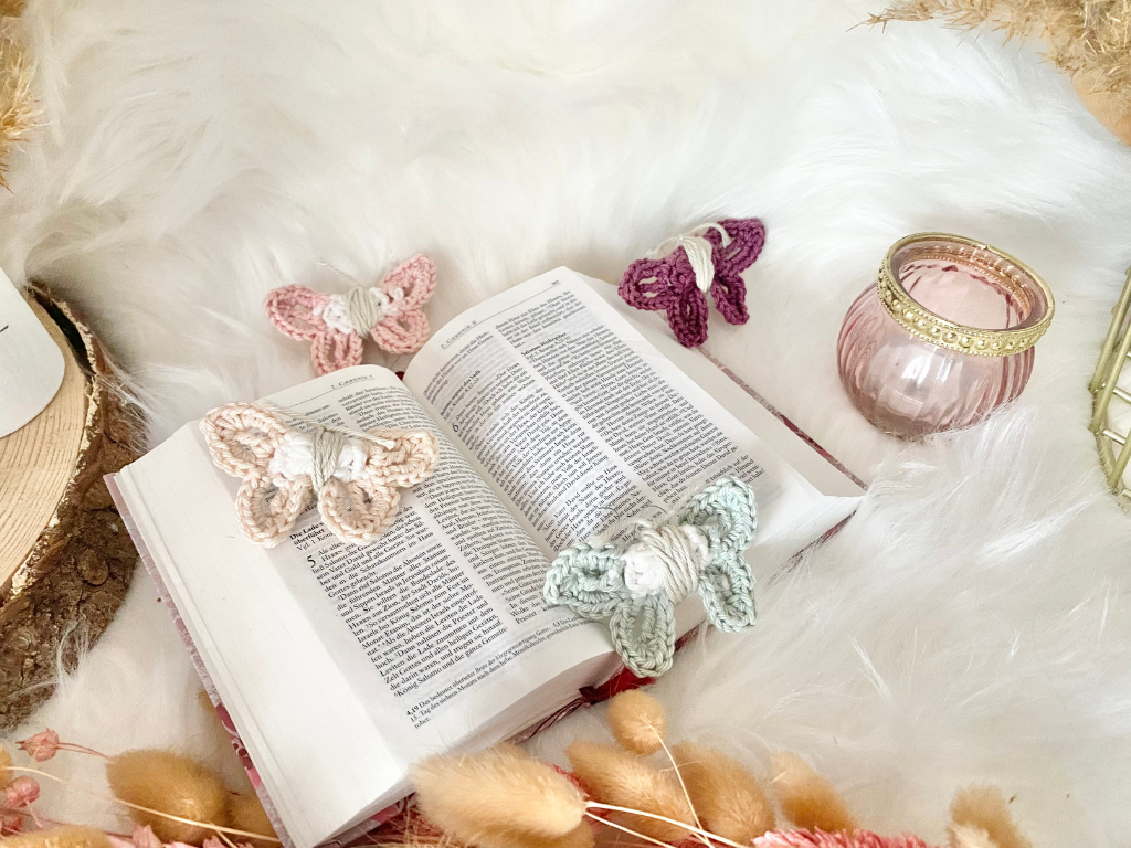 Blog-Inhaltsbild für 'kostenlose Häkelanleitung- Leichtigkeit im Frühling – Der kleine Schmetterling als zarter Begleiter'