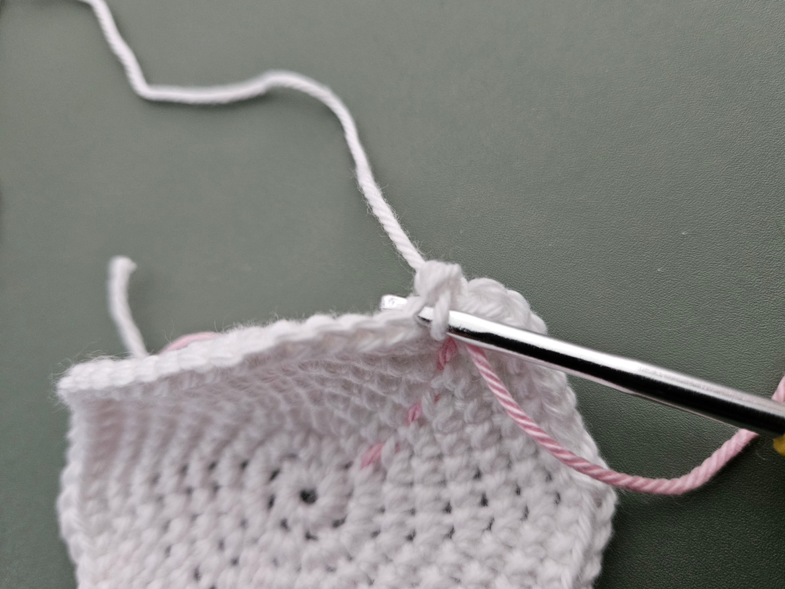 Blog-Inhaltsbild für 'Häkelprojekte für den Muttertag #3: Tassenuntersetzer mit Tulpen- oder Herzbordüre'