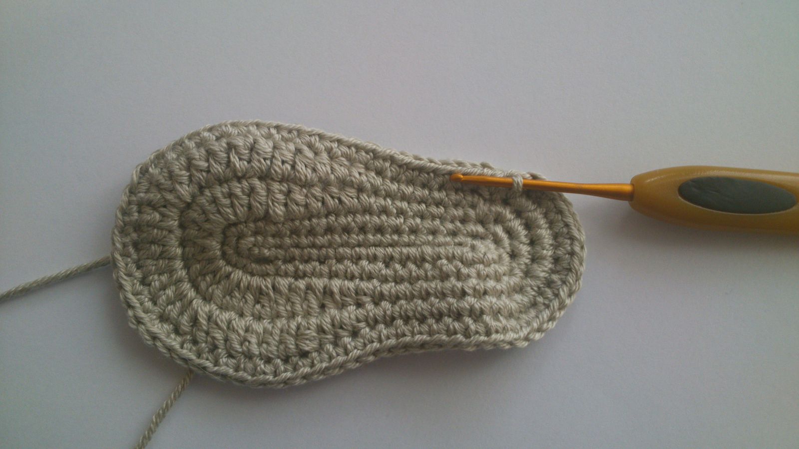 Blog-Inhaltsbild für 'Häkelanleitung Babyschuhe „Schlafende Katzen“'