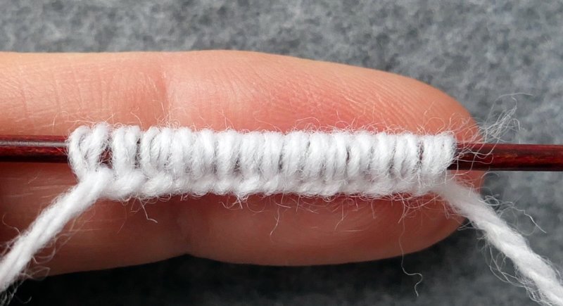 Blog-Inhaltsbild für 'Oversized-Minikleidchen für kleine Puppen - Kostenlose Strickanleitung'