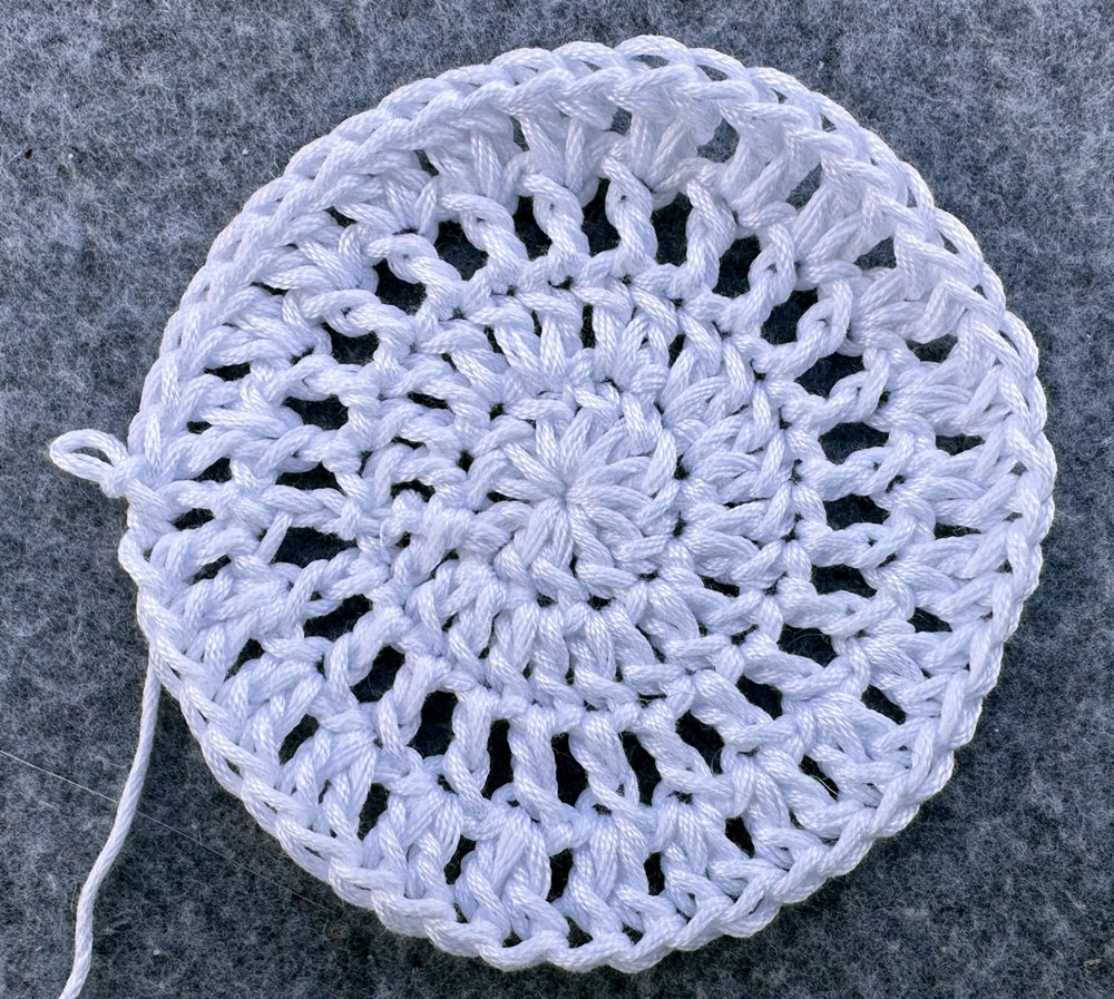 Blog-Inhaltsbild für 'Dekorativer Anhänger aus bunten Garnresten - Kostenlose Häkelanleitung'