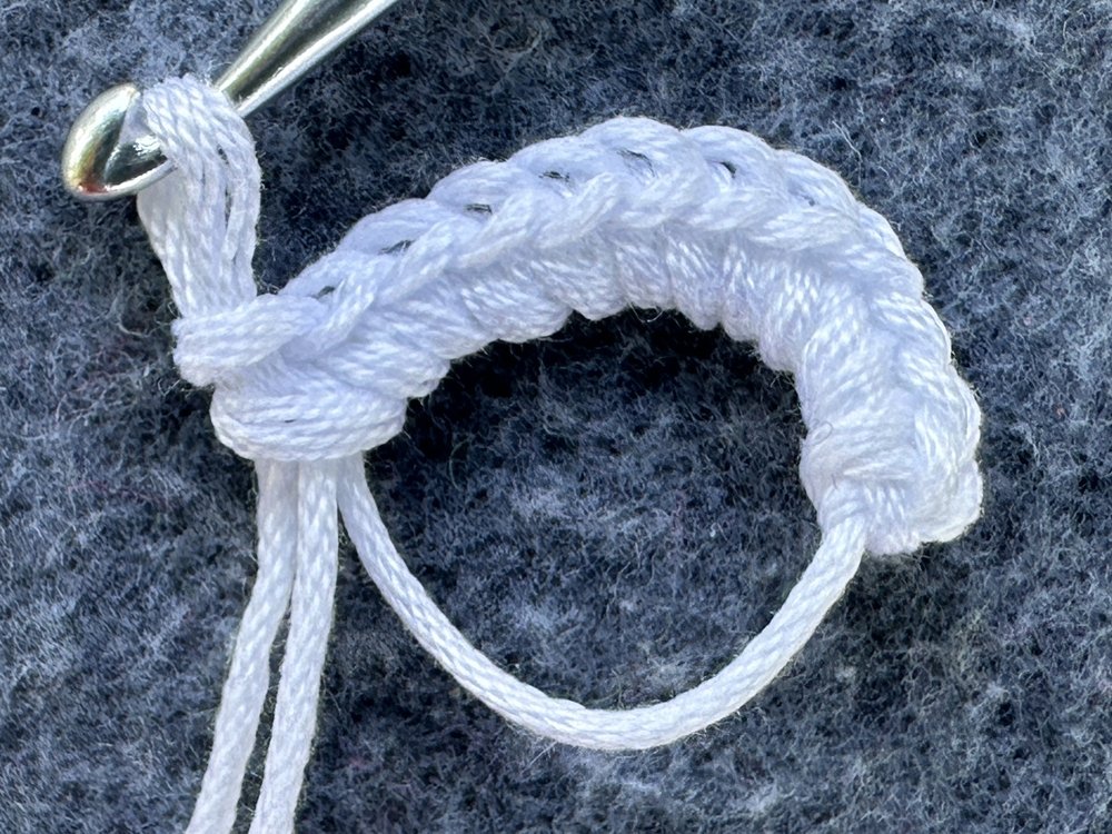 Blog-Inhaltsbild für '3D-Blüte - Schnell aus Garnresten gehäkelt'