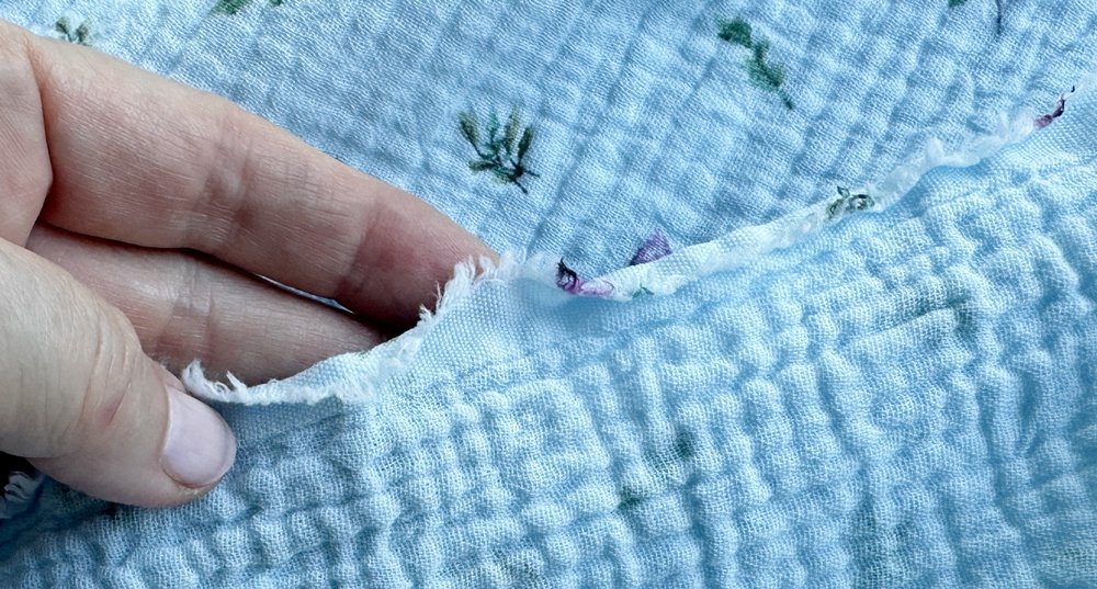 Blog-Inhaltsbild für 'Musselinkleid für Mädchen nach einem kostenlosen Schnittmuster - Top oder Flop?'