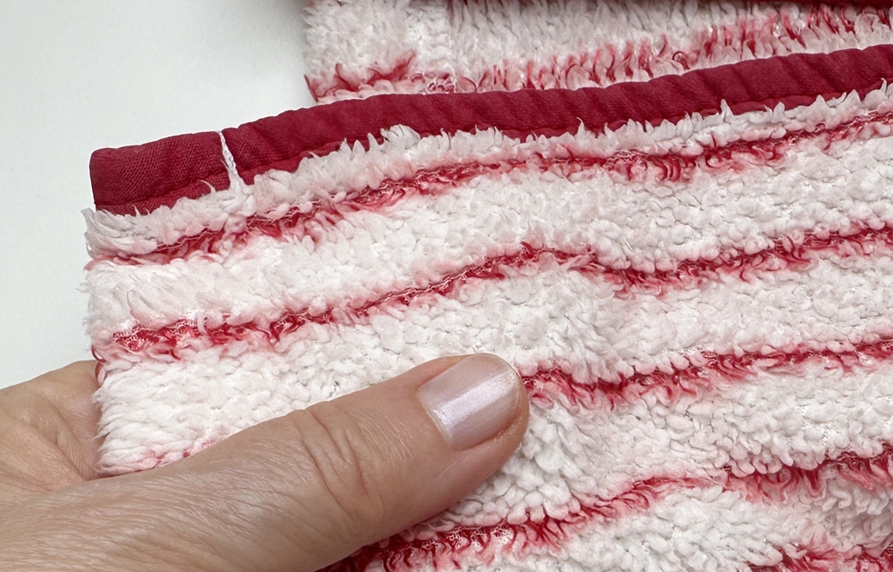 Blog-Inhaltsbild für 'Aus Alt mach Neu: Waschhandschuhe aus altem Bademantel nähen'