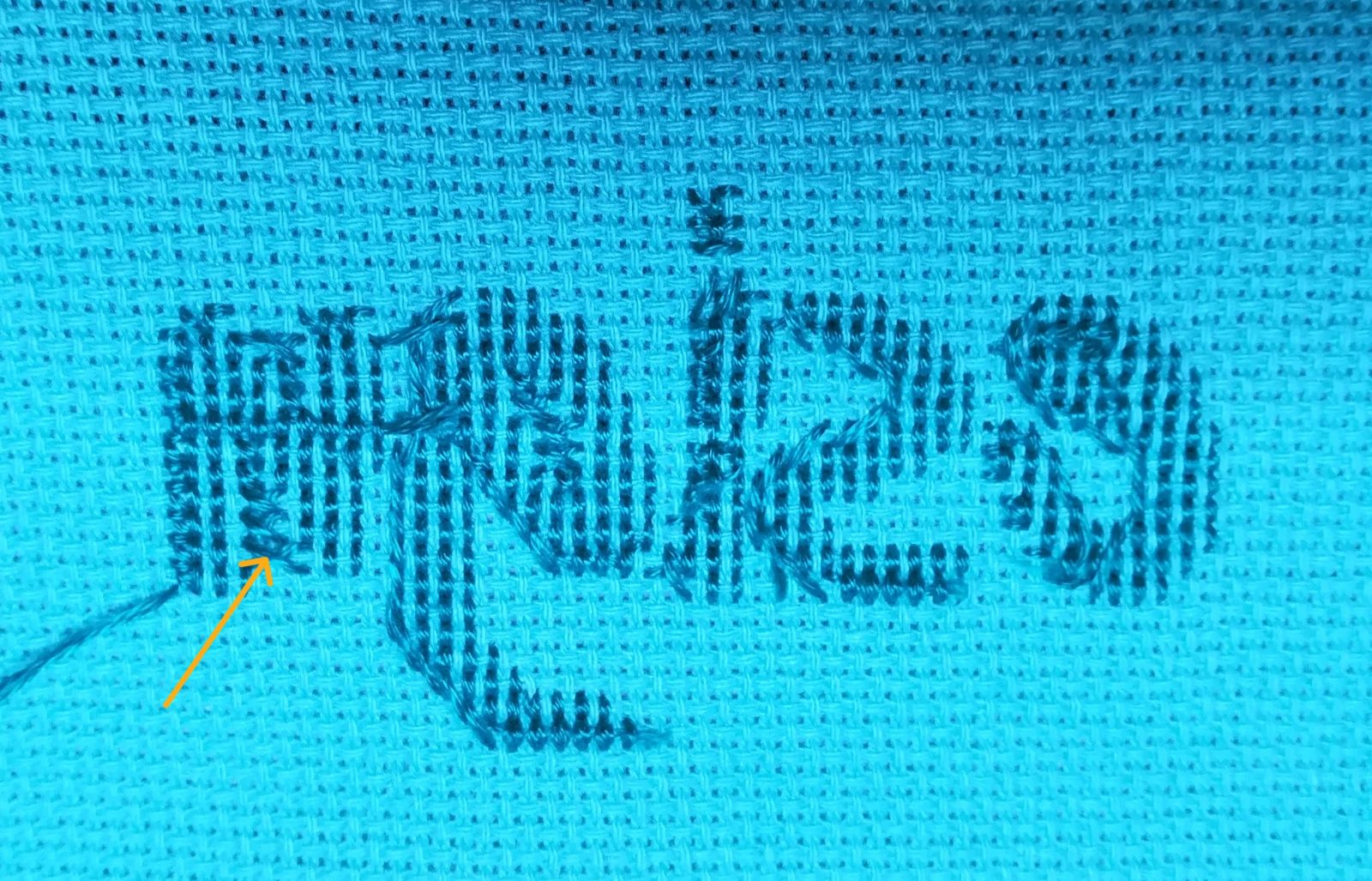 Blog-Inhaltsbild für 'Besticke mit mir ein Lätzchen und lerne dabei den Kreuzstich - Tutorial für Anfänger*innen inkl gratis Stickvorlage "Food Designer" und  "Designerin"'