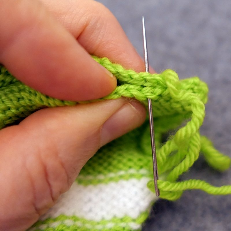 Blog-Inhaltsbild für 'Oversized-Minikleidchen für kleine Puppen - Kostenlose Strickanleitung'