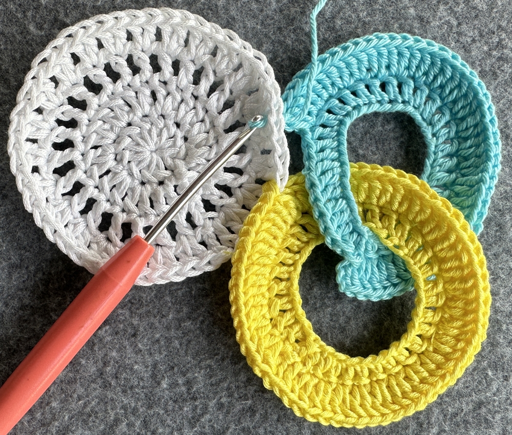 Blog-Inhaltsbild für 'Dekorativer Anhänger aus bunten Garnresten - Kostenlose Häkelanleitung'