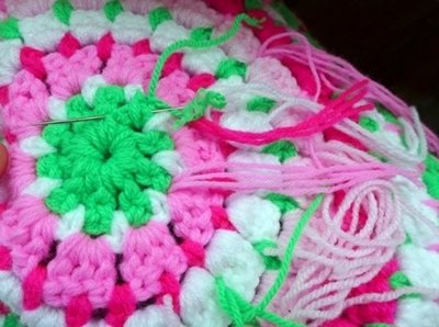 Blog-Inhaltsbild für 'Gratis Häkelanleitung: Buntes Sitzkissen für Kinder'