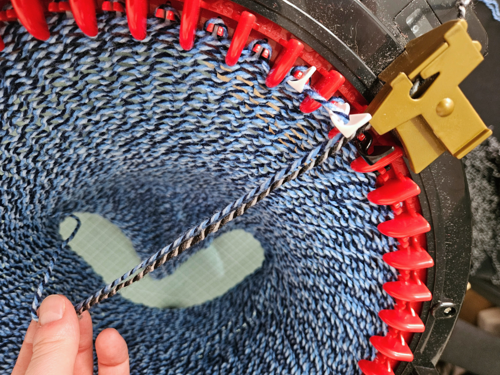 Blog-Inhaltsbild für 'Strickmühlen Praxisguide #2: Erste Projekte (Beanie & Loop)'