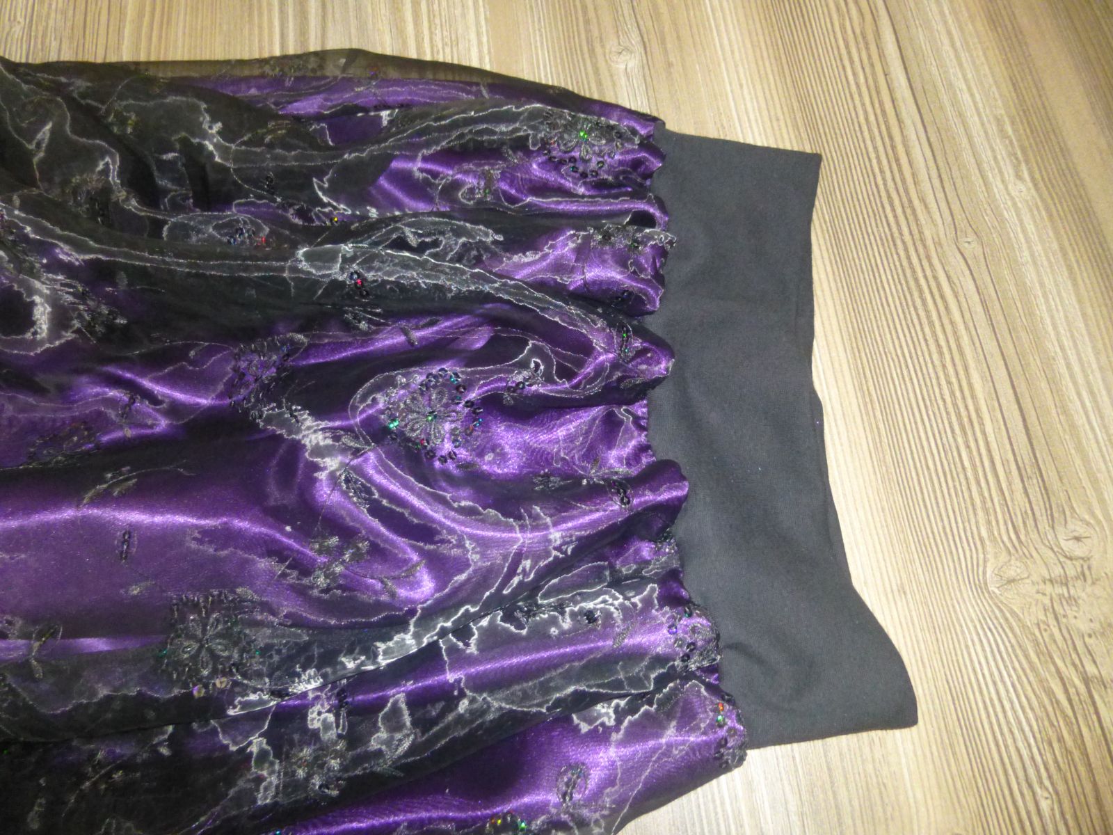 Blog-Inhaltsbild für 'Näh-Anleitung: Eleganter Damenrock'