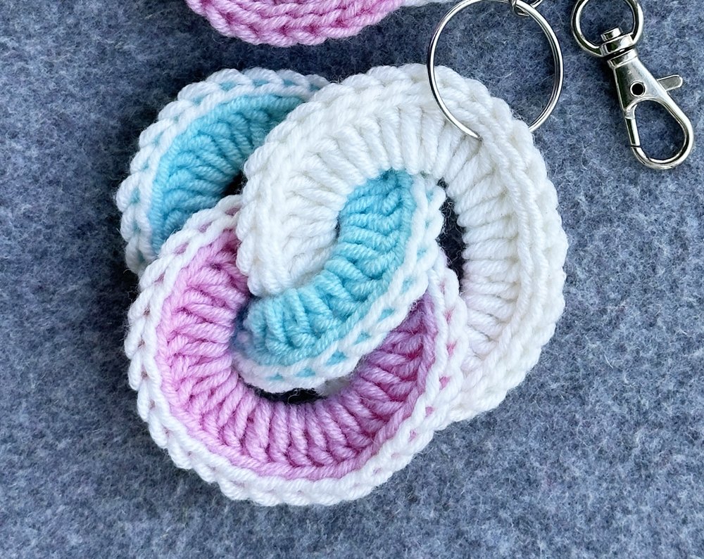 Blog-Inhaltsbild für 'Schlüsselanhänger aus Wollresten - Häkelanleitung auch für Häkelanfänger'
