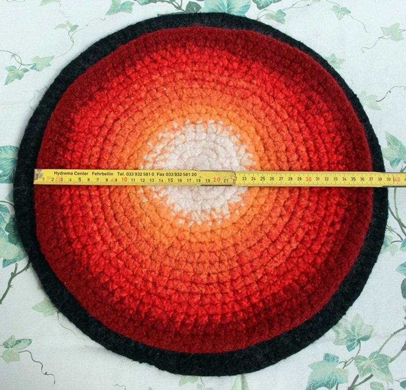 Blog-Inhaltsbild für 'Gefilztes rundes Sitzkissen aus Wollresten'