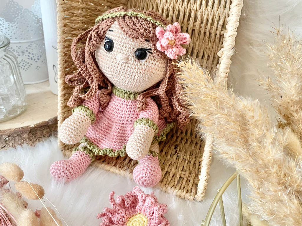 Blog-Inhaltsbild für 'Blumenmädchen Noemi trifft Biene Bea, kostenlose Häkelanleitung von Wolldiamant'