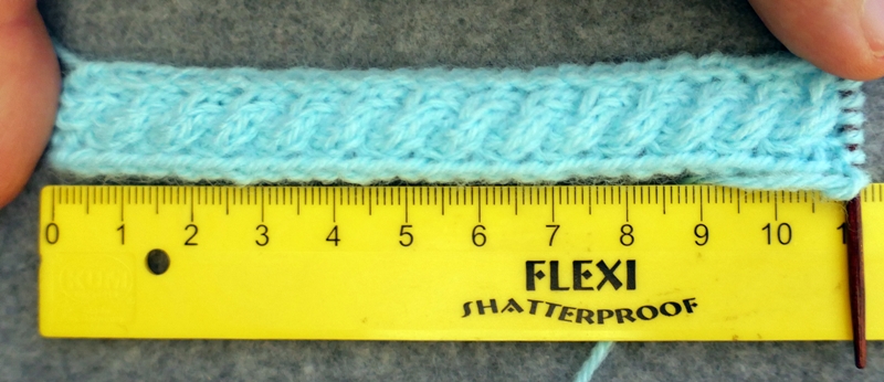 Blog-Inhaltsbild für 'Schal und Mütze für kleine Modepuppen - Kostenlose Strickanleitung'