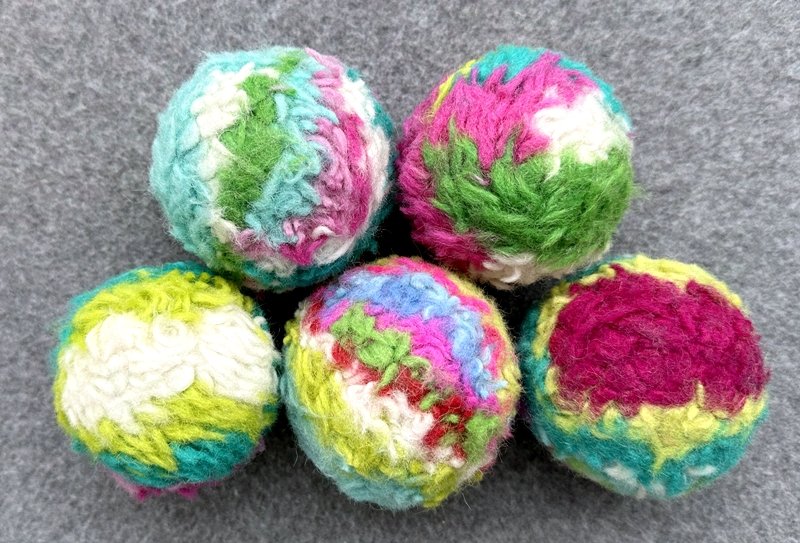 Blog-Inhaltsbild für 'Basteln mit Kindern: Spielbälle aus Filzwollresten fertigen'