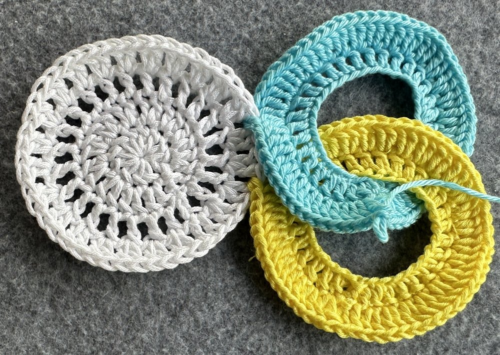 Blog-Inhaltsbild für 'Dekorativer Anhänger aus bunten Garnresten - Kostenlose Häkelanleitung'