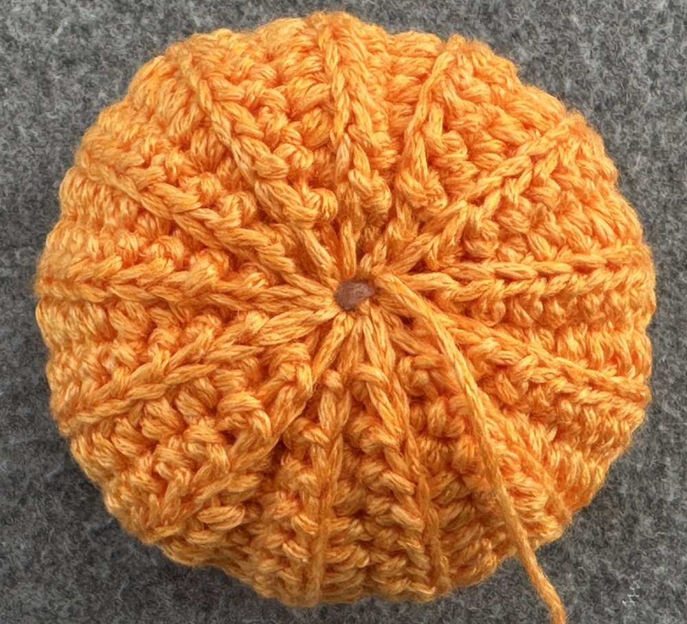 Blog-Inhaltsbild für 'Kleine Kürbisse als Schlüsselanhänger oder Taschenbaumler häkeln'