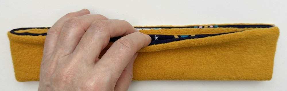 Blog-Inhaltsbild für 'Modernes Knoten-Stirnband in 2 Varianten nähen – Ratzfatz fertig'