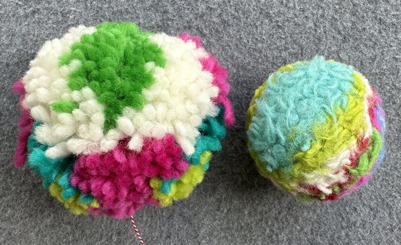 Blog-Inhaltsbild für 'Basteln mit Kindern: Spielbälle aus Filzwollresten fertigen'