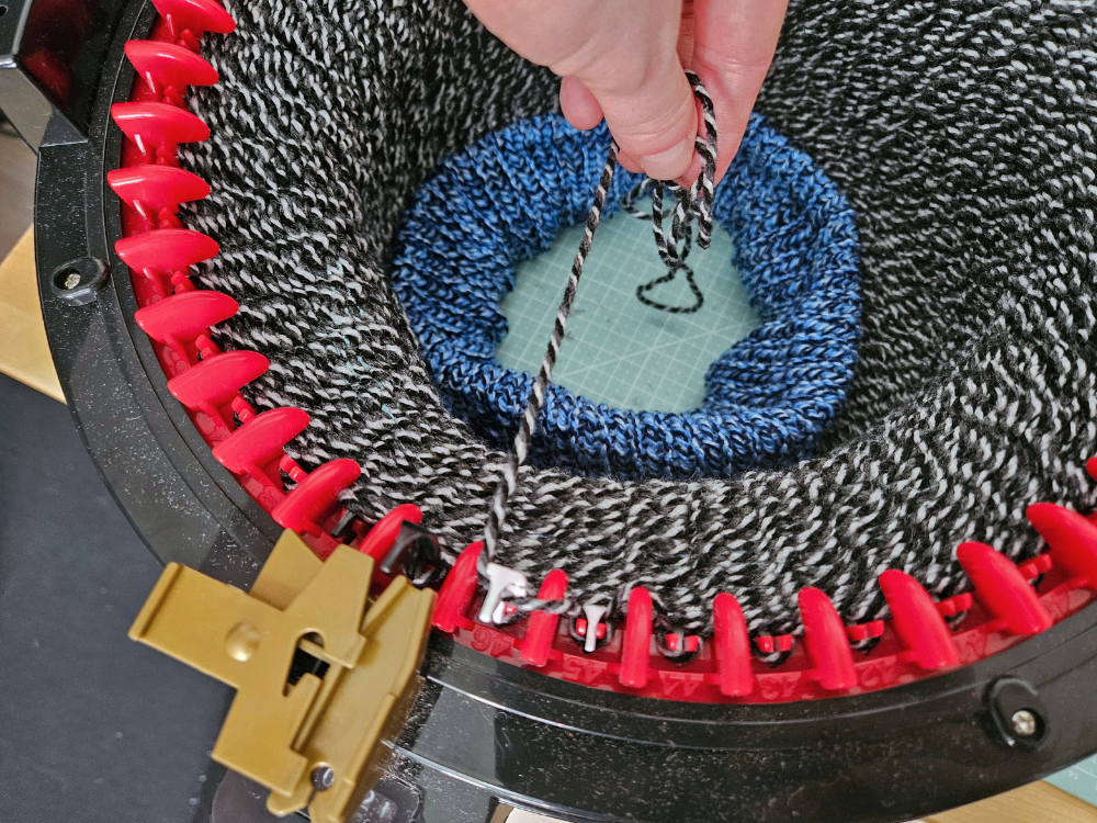 Blog-Inhaltsbild für 'Strickmühlen Praxisguide #2: Erste Projekte (Beanie & Loop)'