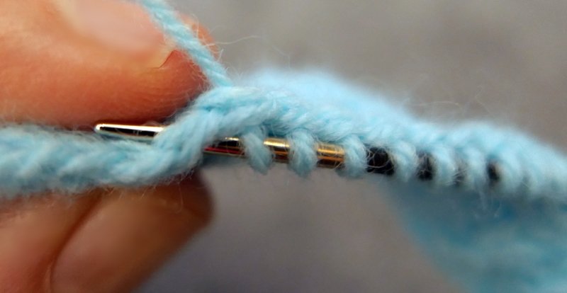 Blog-Inhaltsbild für 'Schal und Mütze für kleine Modepuppen - Kostenlose Strickanleitung'