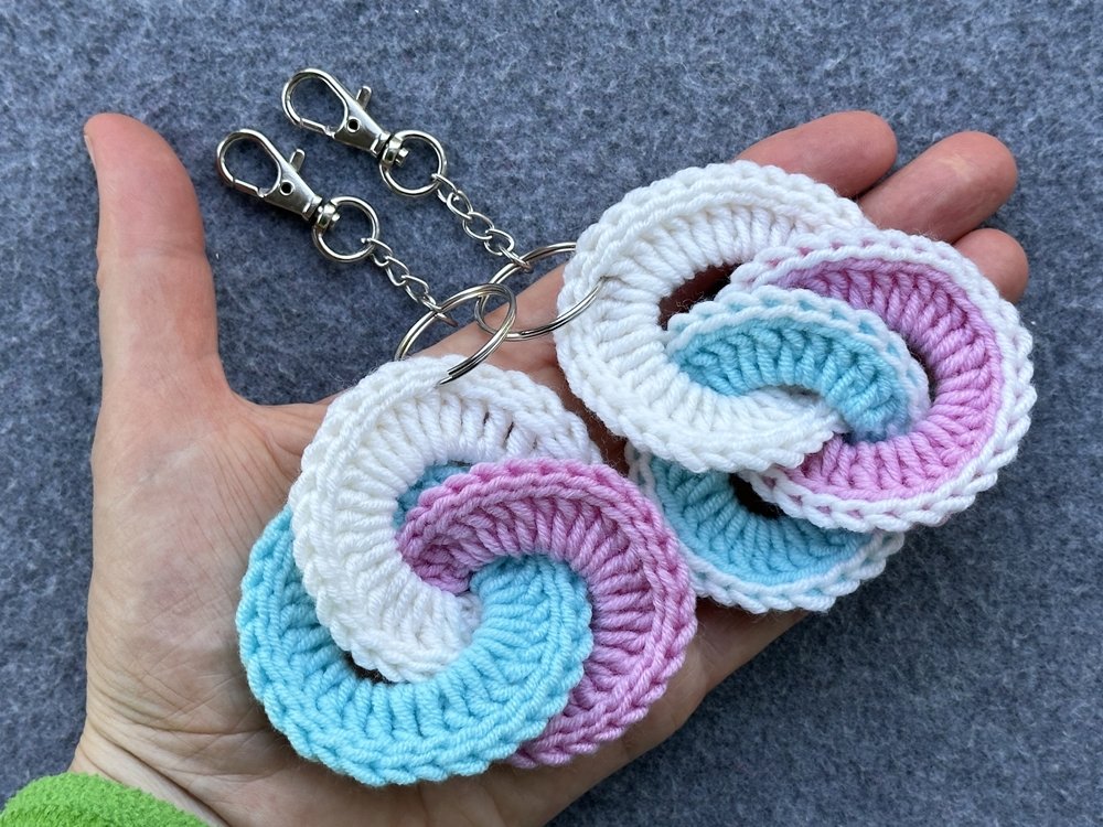 Blog-Inhaltsbild für 'Schlüsselanhänger aus Wollresten - Häkelanleitung auch für Häkelanfänger'