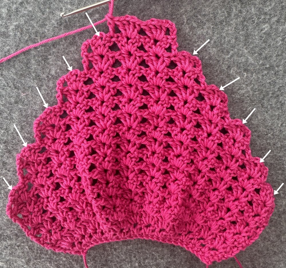 Blog-Inhaltsbild für 'Überrock oder Cape für kleine Puppen häkeln  – kostenlose Häkelanleitung'