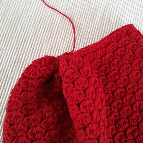 Blog-Inhaltsbild für 'Kostenlose Häkelanleitung: Feminine Slouchy-Mütze'