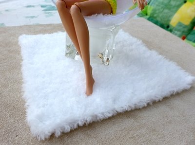 Blog-Inhaltsbild für 'Kostenlose Anleitung: Sessel und Teppich für Barbie und ihre Freundinnen'