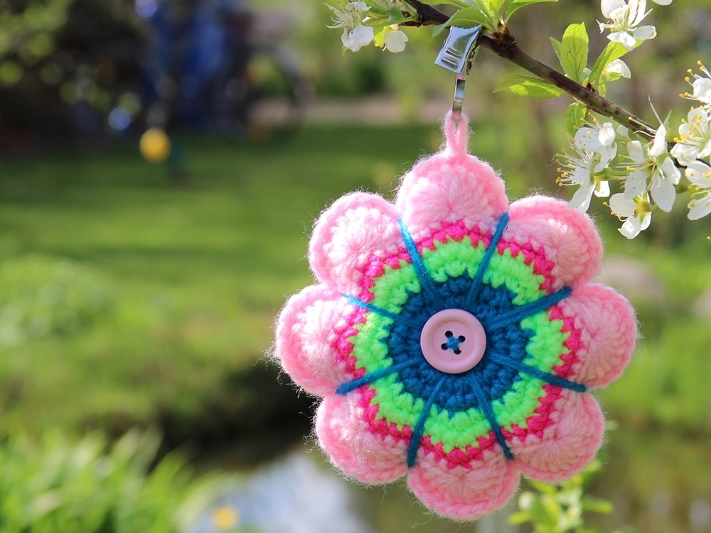 Blog-Inhaltsbild für 'Etwas Praktisches für den Garten: Tischtuchbeschwerer aus Garnresten häkeln'