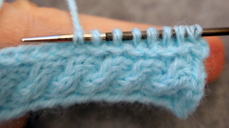 Blog-Inhaltsbild für 'Schal und Mütze für kleine Modepuppen - Kostenlose Strickanleitung'