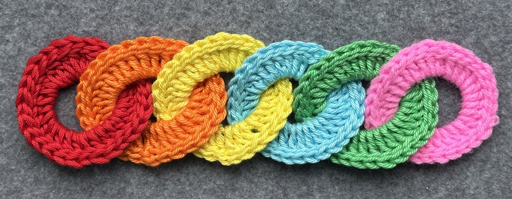 Blog-Inhaltsbild für 'Schlüsselanhänger aus Wollresten - Häkelanleitung auch für Häkelanfänger'